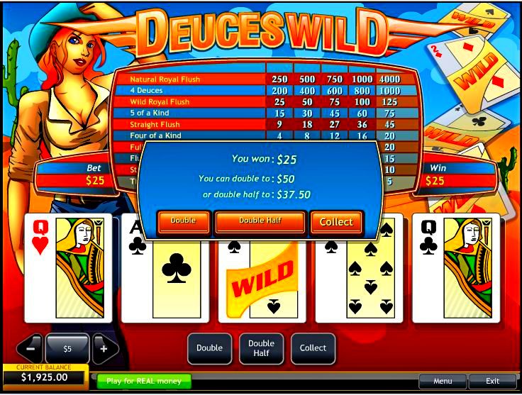 Как показывает практика, использование стратегии в покер Deuces Wild на начальном этапе даже опытным игрокам кажется весьма сложной и проблематичной задачей. А если вы хотите начать игру как можно скорее, но, при этом, не разбрасываться деньгами безрассудно, то в таком случае вам нужно обязательно изучить как минимум упрощенную стратегию игры в видео покер Deuces Wild. Таким образом, грамотно используя полученную информацию, игрок сумеет удерживать математическое преимущество, которым обладает игорное заведение на определенном уровне, а то и вовсе нивелировать преимущество игорного дома. В рамках данной статьи мы рассмотрим ситуации с разными картами, которые попали к вам в руки. Раздача принесла карты с двойками В случае если вы получили 4 двойки – мы рекомендуем оставить все карты без изменений. Причина – лучшую комбинацию собрать у вас не получится. Если на руках у вас оказалось три двойки, то в этом случае требуется оставить карты под «дикий» Royal Flush или Five of Kind. В другом случае оставляйте только двойки. Если игрок получил на руки две двойки, то в этом случае вам необходимо сохранить комбинацию от Four of Kind (включительно) и старше. Мы рекомендуем сохранить любые четыре карты под Royal Flush или сбросить абсолютно все, помимо двоек. Вы получили одну двойку? В этом случае нужно оставить абсолютно любую оплачиваемую комбинацию, разбив ее в том случае, если имеется 4 карты на Royal Flush. Также 4 карты нужно оставить под Straight Flush, а три карты под комбинацию Royal Flush. Если такой возможности нет – тогда, без вариантов, сбрасываем все, помимо двоек. Если раздача дала карты без двоек Если раздача не принесла ни одной двойки, в таком случае задача игрока – оставить любые комбинации, которые оплачиваются. Разбивать комбинации допустимо исключительно в тех случаях, если имеются четыре карты на Royal Flush. Если есть возможность составить Straight Flush и Royal Flush из четырех и, соответственно, трех карт – сделайте это. Сохраняйте любую пару (две пары допускается оставлять лишь в редких вариантах игры, когда комбинация Full House оплачивается также, как Four of Kind). У вас есть 10, J, Q или K одной масти? Комбинацию от двух карт нужно сохранить. В случае, когда ничего из описанного выше к вам не попало – сбрасываем все полученные карты и берем новые.  Рекомендация начинающим – тщательно взвешивайте свое решение перед тем, как нажимать на кнопки. В виртуальном игорном заведении никто торопить вас не будет, посему нет никакого смысла принимать поспешные решения. Ошибки новичков Начинающие игроки в видеопокер Deuces Wild чаще всего допускают такого рода ошибки: 1.	Остается старшая карта, несмотря на то, что одну допускается оставлять только двойку. 2.	В отдельных случаях сбрасываются двойки. Этого никогда нельзя делать даже в том случае, если есть возможность получить чистый Royal Flush. 3.	Не оставляйте двойку с любой другой картой – это серьезная ошибка, которая ощутимо ударит по кошельку. 4.	Не разбивайте пары! Если вы не уверены, что точно получите Straight или Flush, то именно эта пара даст вам достаточно высокие шансы на победу. 5.	Full House в видео-покере оплачивается не настолько щедро, чтобы оставить две пары. Не повторяйте эти ошибки! Несмотря на то, что упрощенная стратегия для игры в Deuces Wild дает свои результаты, не забудьте изучить полную таблицу для пополнения копилки знаний. Именно основы сделают вас успешным игроком!   